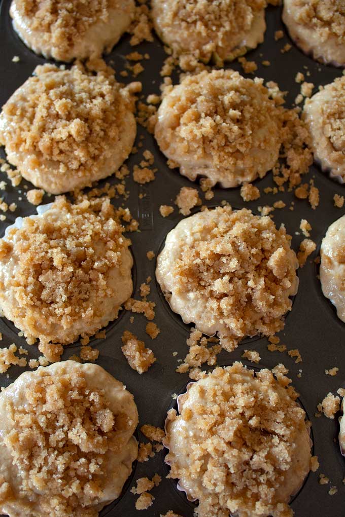muffins with cinnamon crumb topping