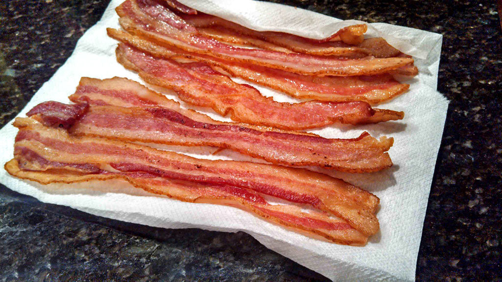 bacon draining on paper towels