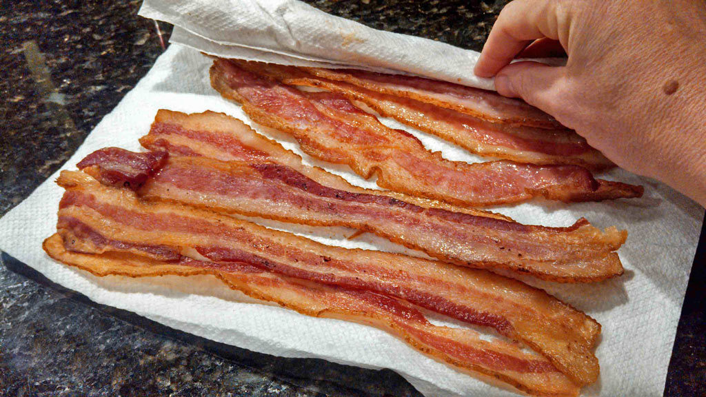 blotting bacon with paper towel