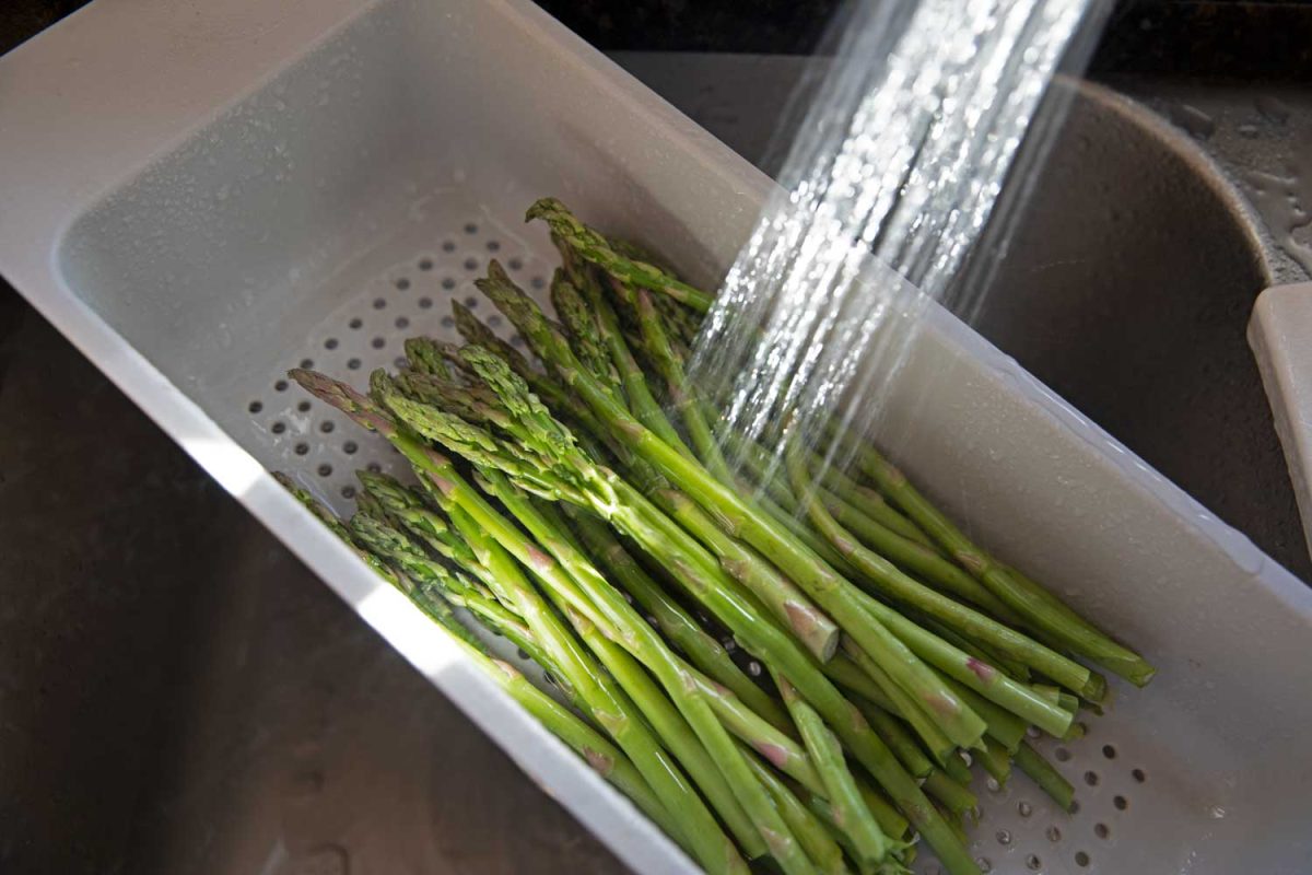 rinsing asparagus in sink