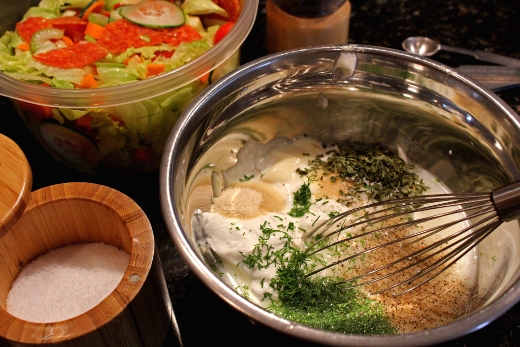 Discover the freshness of making your own salad dressing at home.This creamy homemade ranch dressing uses fresh ingredients without preservatives. | TheMountainKitchen.com