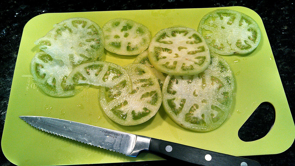 sliced green tomtoes
