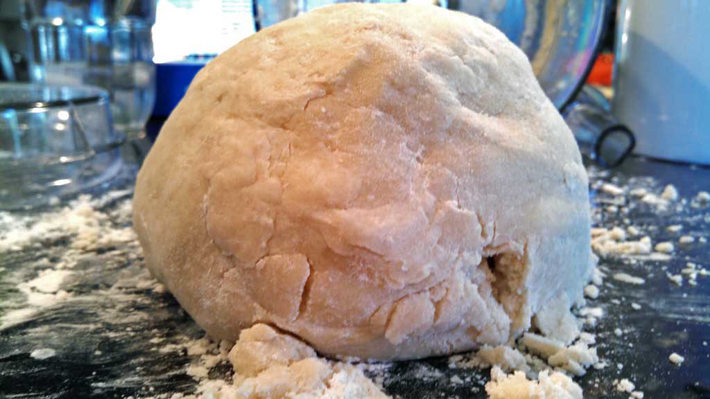 This is the perfect pie crust! It's a flaky and delicious pie crust made with chilled butter and shortening comes out perfect every time. Let's make pie! | TheMountainKtichen.com