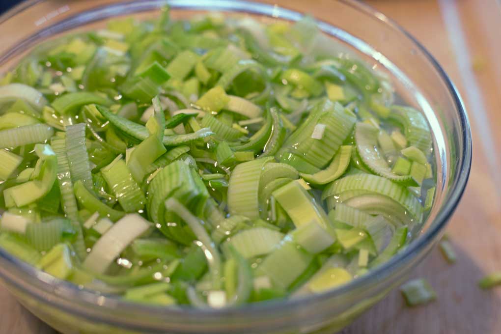 sliced leeks in bowl of water