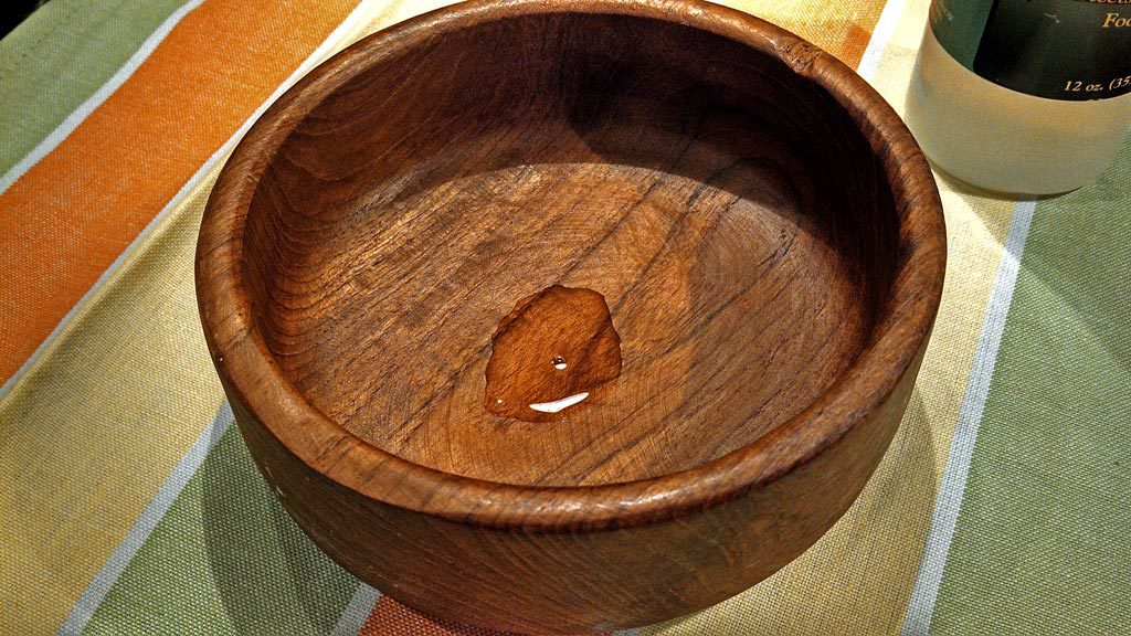 Restoring wooden bowls is easy with just one application of mineral oil, they already look brand new! Try this to preserve your wooden dishes!! | TheMountainKitchen.com