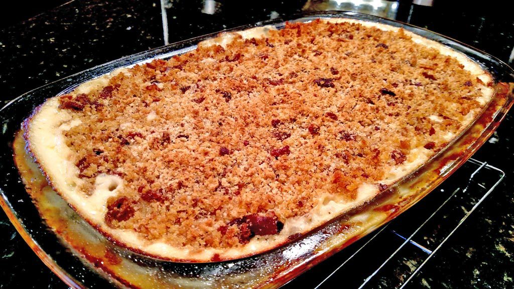 This BACON mac and cheese is not your ordinary macaroni and cheese! This mac and cheese is made with three cheeses, and crispy bacon for added flavor. OMG! | TheMountainKitchen.com