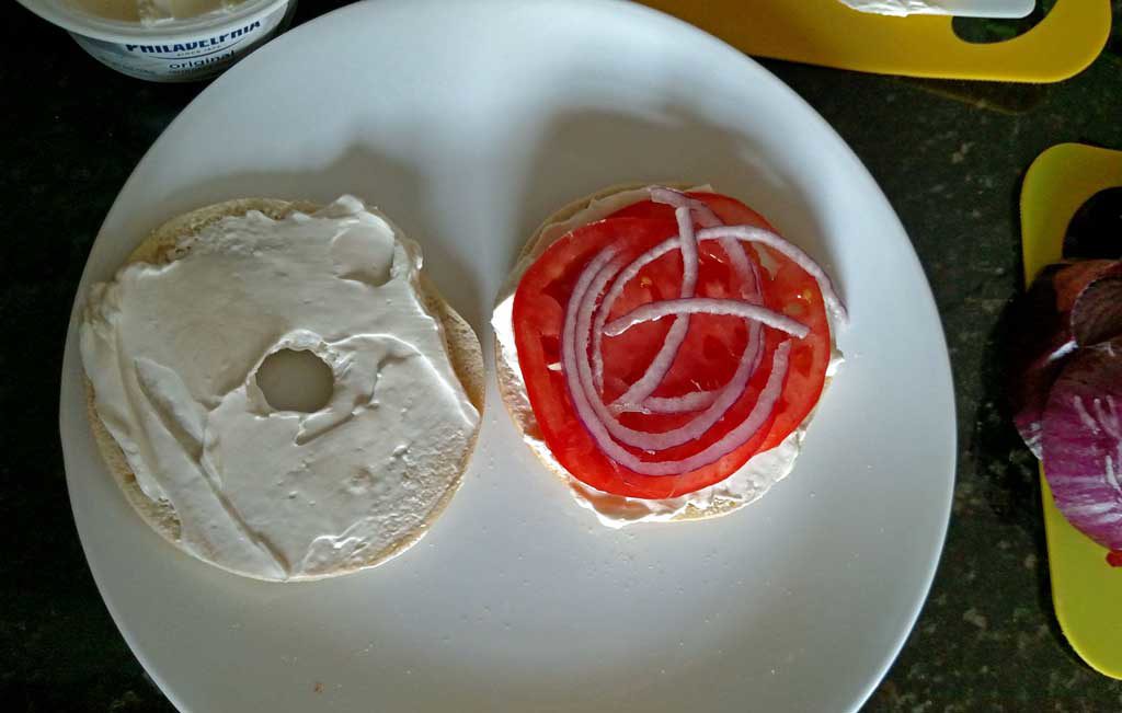  bajgle i lox to prosta kanapka wykonana z żujących bajgli posmarowanych warstwą serka śmietankowego, kaparów, pomidorów i cebuli. | TheMountainKitchen.com