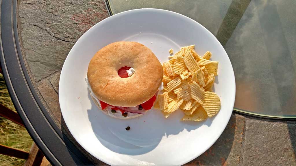 Bagels and lox è un semplice panino a base di bagel gommosi spalmati con uno strato di crema di formaggio, capperi, pomodori e cipolla. | TheMountainKitchen.com