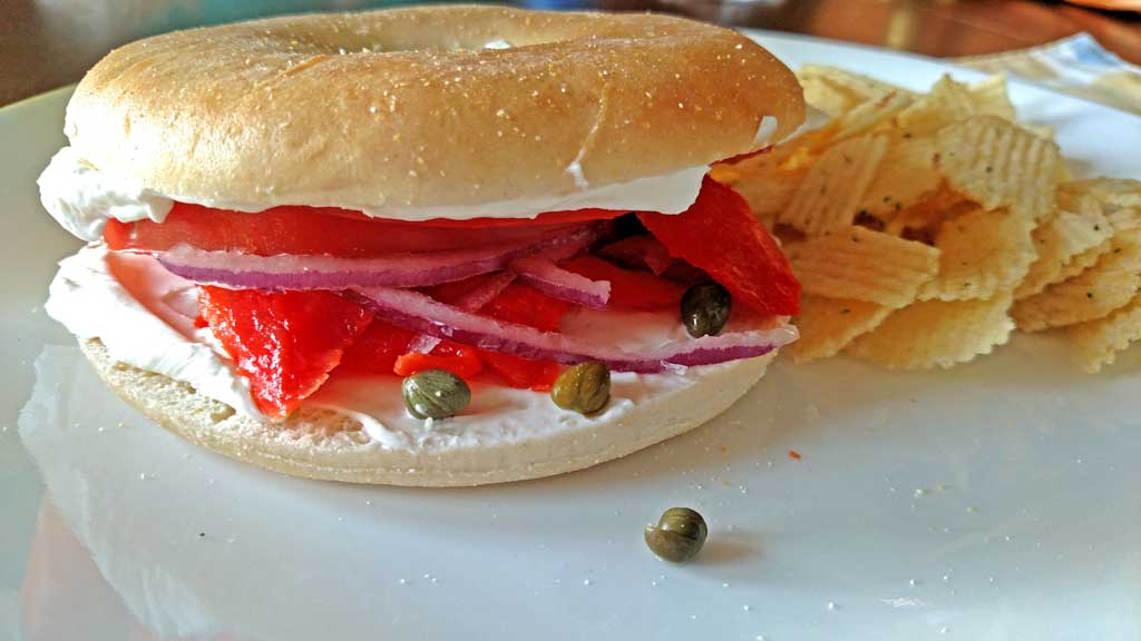 covrigi și lox este un sandwich simplu făcut cu covrigi masticabile Unse cu un strat de cremă de brânză, capere, roșii și ceapă. | TheMountainKitchen.com
