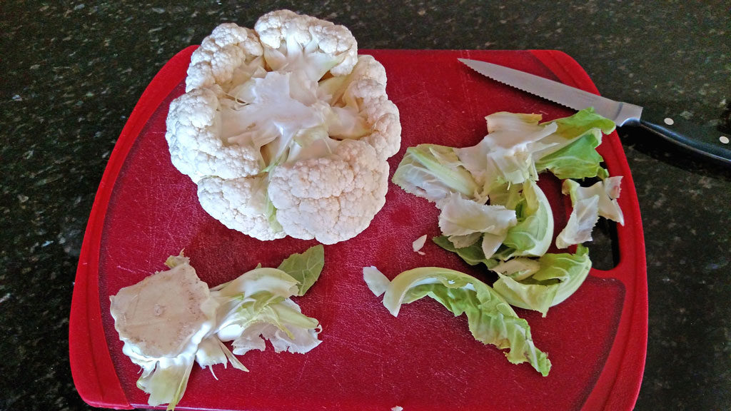 This recipe for sriracha roasted cauliflower uses delicious cauliflower, with a kick, kind of like a "meatless buffalo wing" for Meatless Monday. | TheMountainKitchen.com