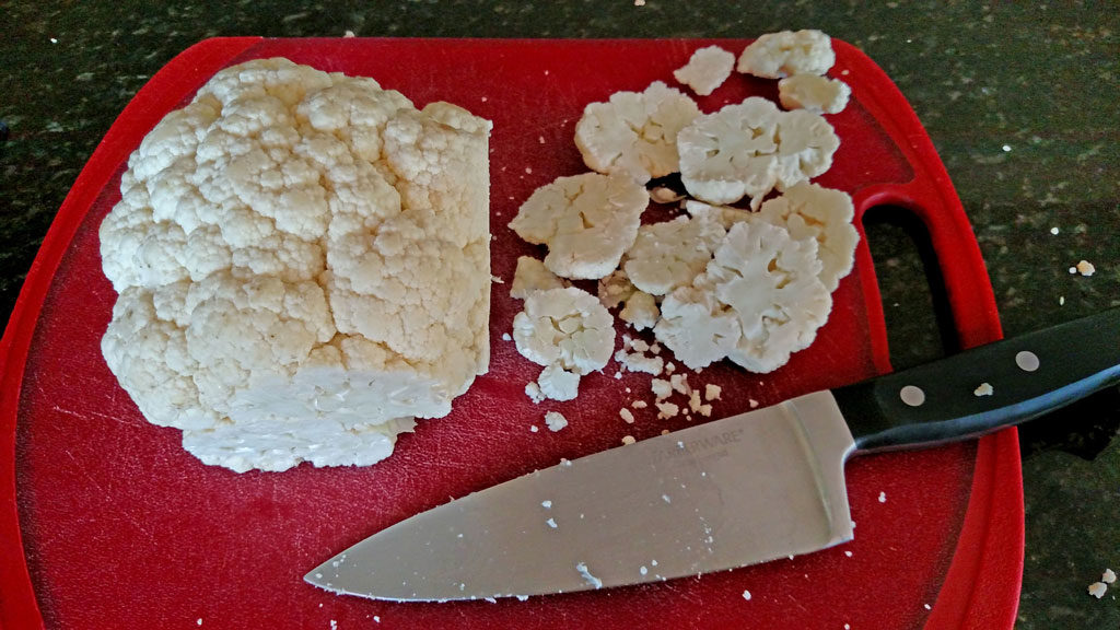 This recipe for sriracha roasted cauliflower uses delicious cauliflower, with a kick, kind of like a "meatless buffalo wing" for Meatless Monday. | TheMountainKitchen.com