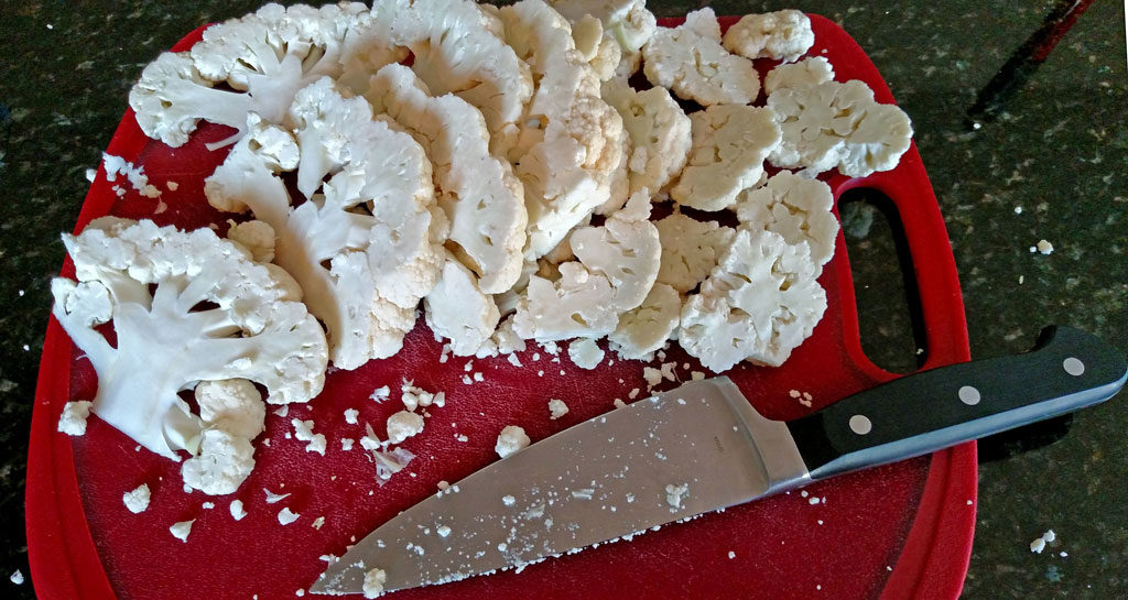 This recipe for sriracha roasted cauliflower uses delicious cauliflower, with a kick, kind of like a "meatless buffalo wing" for Meatless Monday. | TheMountainKitchen.com