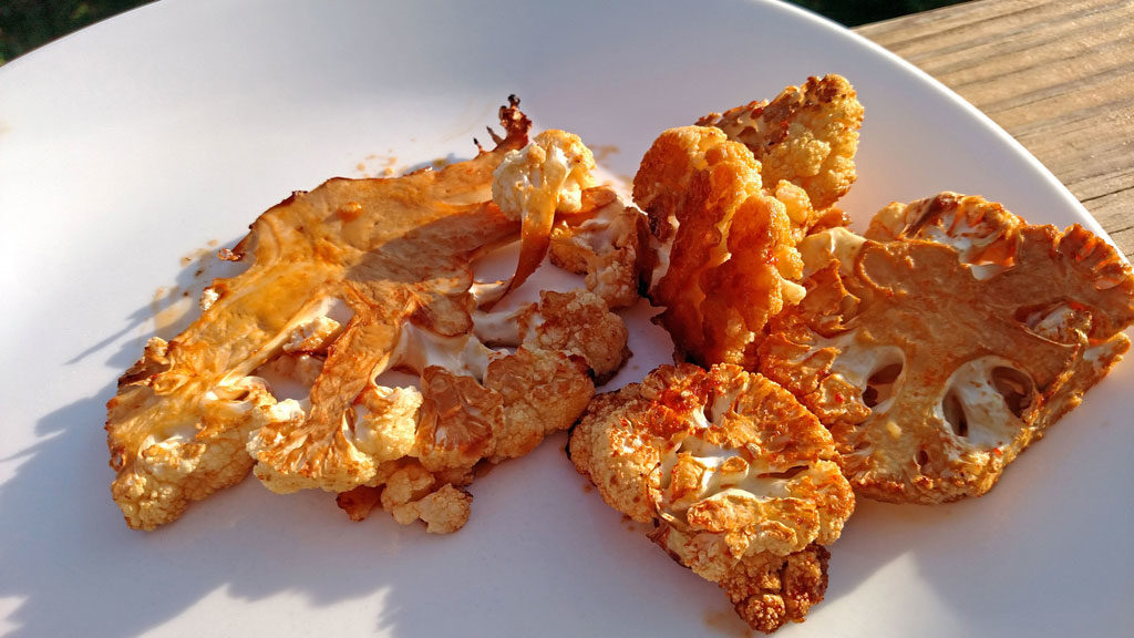 This recipe for sriracha roasted cauliflower uses delicious cauliflower, with a kick, kind of like a "meatless buffalo wing" for Meatless Monday. | TheMountainKitchen.com