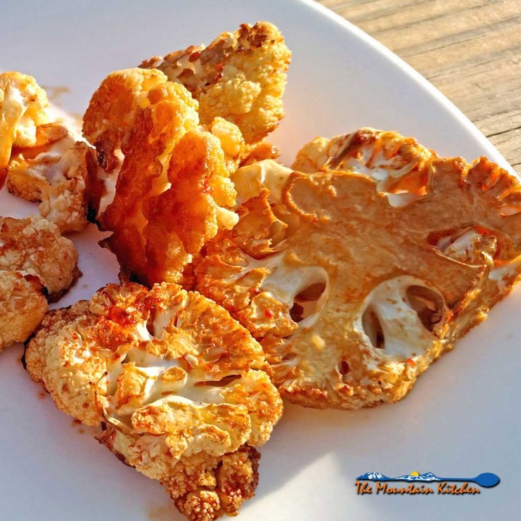 This recipe for sriracha roasted cauliflower uses delicious cauliflower, with a kick, kind of like a "meatless buffalo wing" for Meatless Monday. | TheMountainKitchen.com