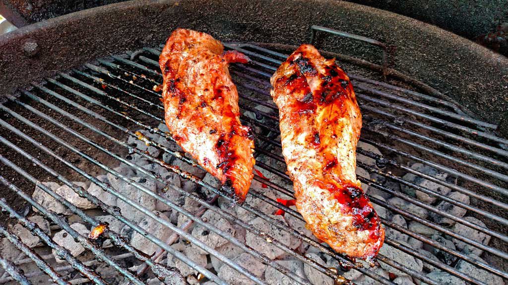 Sriracha orange marmalade pork tenderloin with a spicy sriracha orange marmalade sauce that has just the right amount of spice, tang and sweetness. | TheMountainKitchen.com