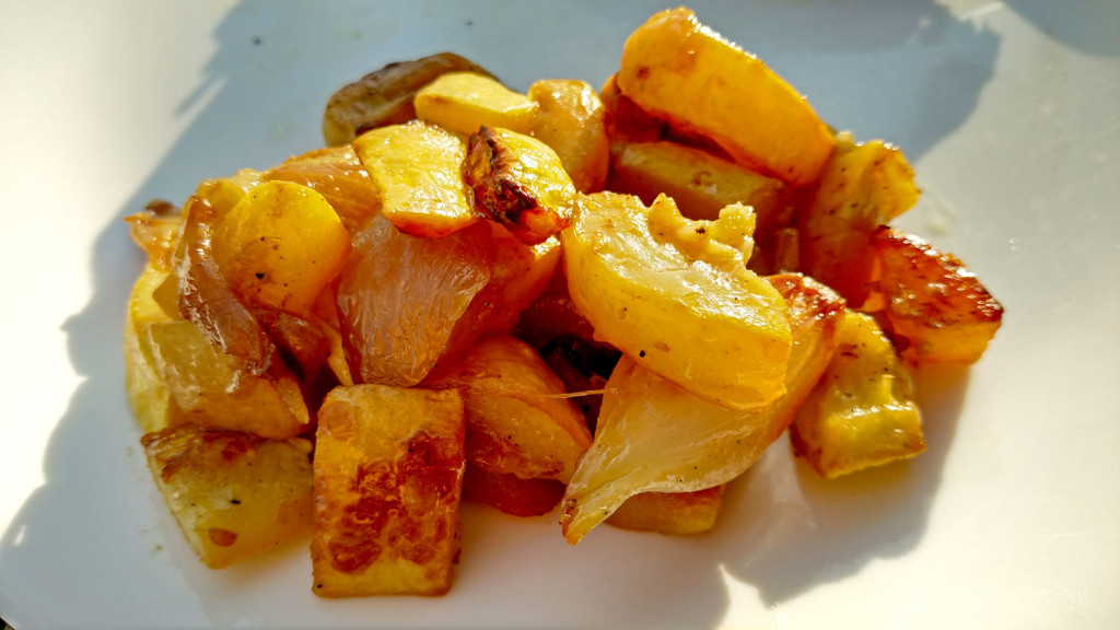 You'll love these Southern-Style Yellow Summer Squash. A savory-sweet combination of tender, yellow summer squash and onions, kissed with smokey bacon. | TheMountainKItchen.com