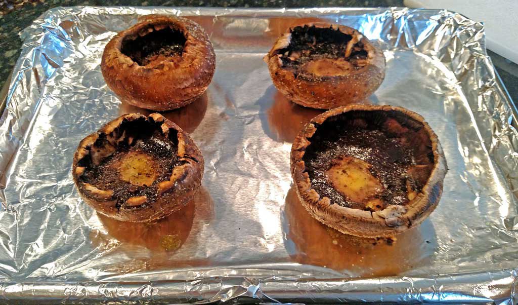 These mushroom caps with baked eggs make a wonderful Meatless Monday meal and taste wonderful. You will not regret making them. | TheMountainKitchen.com