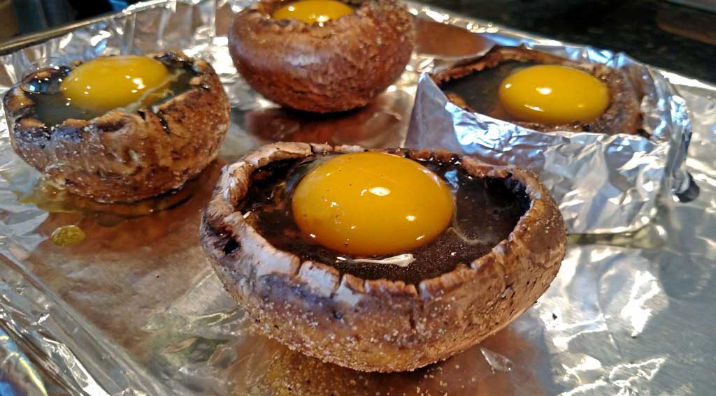 These mushroom caps with baked eggs make a wonderful Meatless Monday meal and taste wonderful. You will not regret making them. | TheMountainKitchen.com