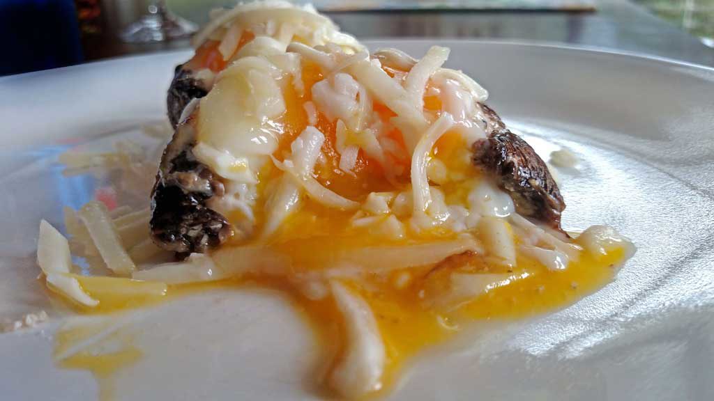 These mushroom caps with baked eggs make a wonderful Meatless Monday meal and taste wonderful. You will not regret making them. | TheMountainKitchen.com