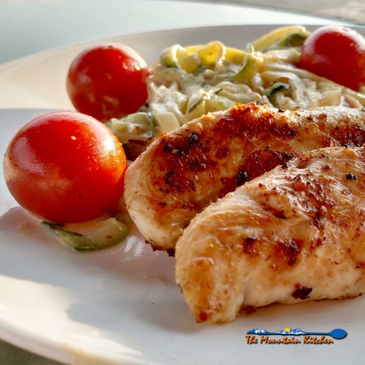 This Tuscan Chicken Zucchini Noodles are a match made in heaven. Seared Tuscan spice rubbed chicken served with creamy ricotta zucchini noodles and ripe juicy cherry tomatoes. | TheMountainKitchen.com