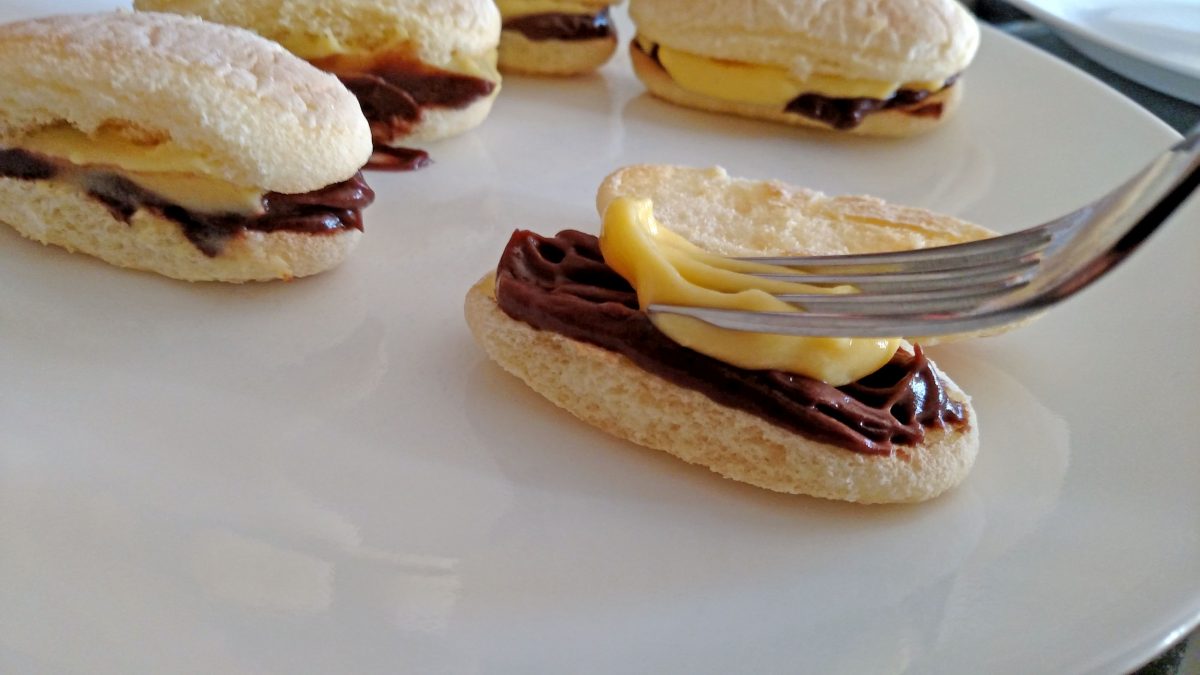 smearing vanilla pudding onto chocolate pudding