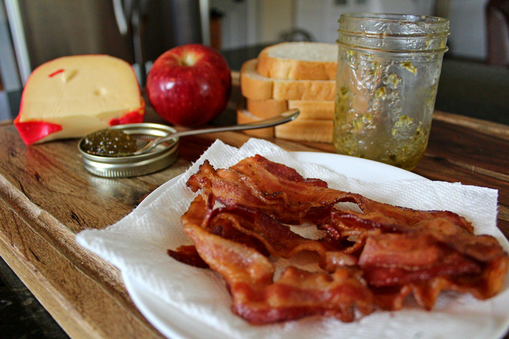 bacon slices and other ingredients to make sandwiches