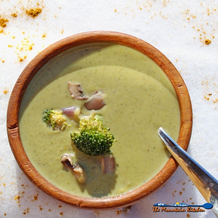 This rustic vegetarian broccoli potato soup