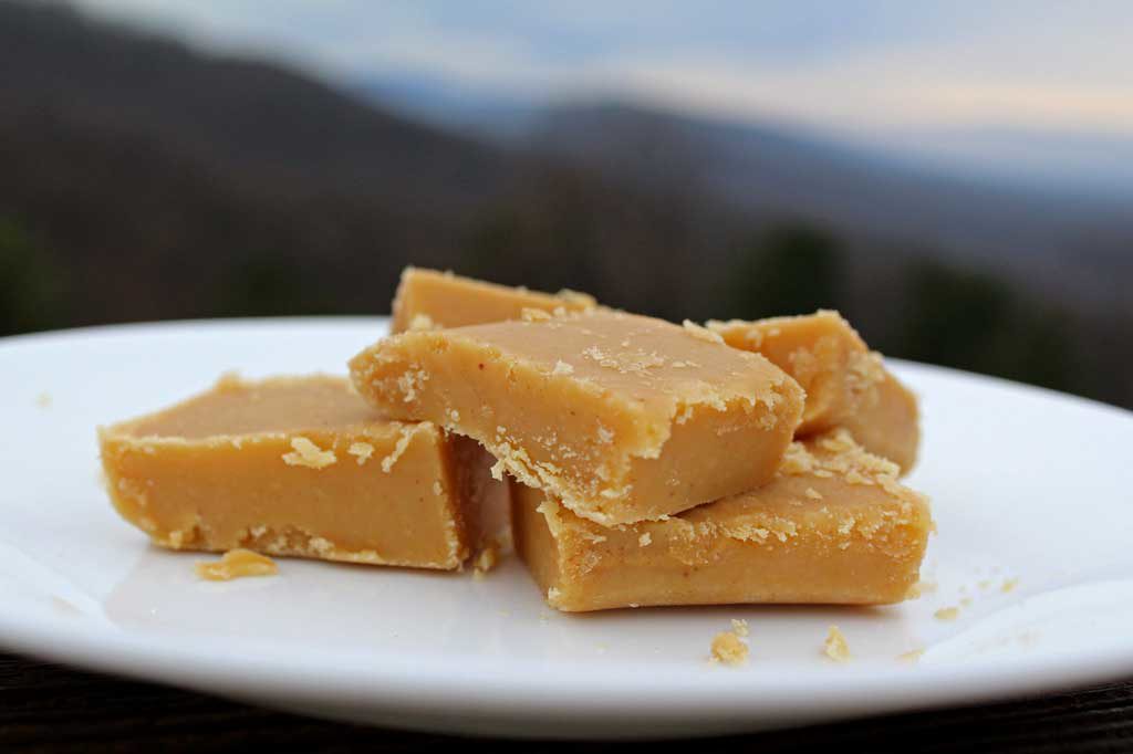 With only a few simple ingredients you can make rich, smooth and creamy melt in your mouth peanut butter fudge. Simply delicious fudge in minutes! | TheMountainKitchen.com