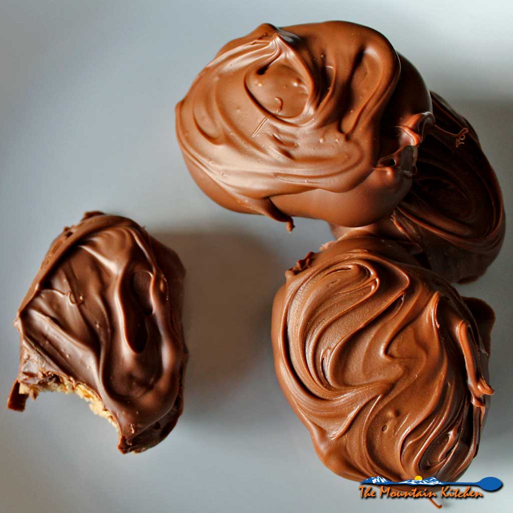Decadent, quick and easy to make, these Peanut butter eggs are made using only 5 ingredients, making them the best no-bake Easter treat ever! If you love the irresistible chocolate and peanut butter combination, you will love these dense, peanut-buttery confections dipped in chocolate. | TheMountainKitchen.com