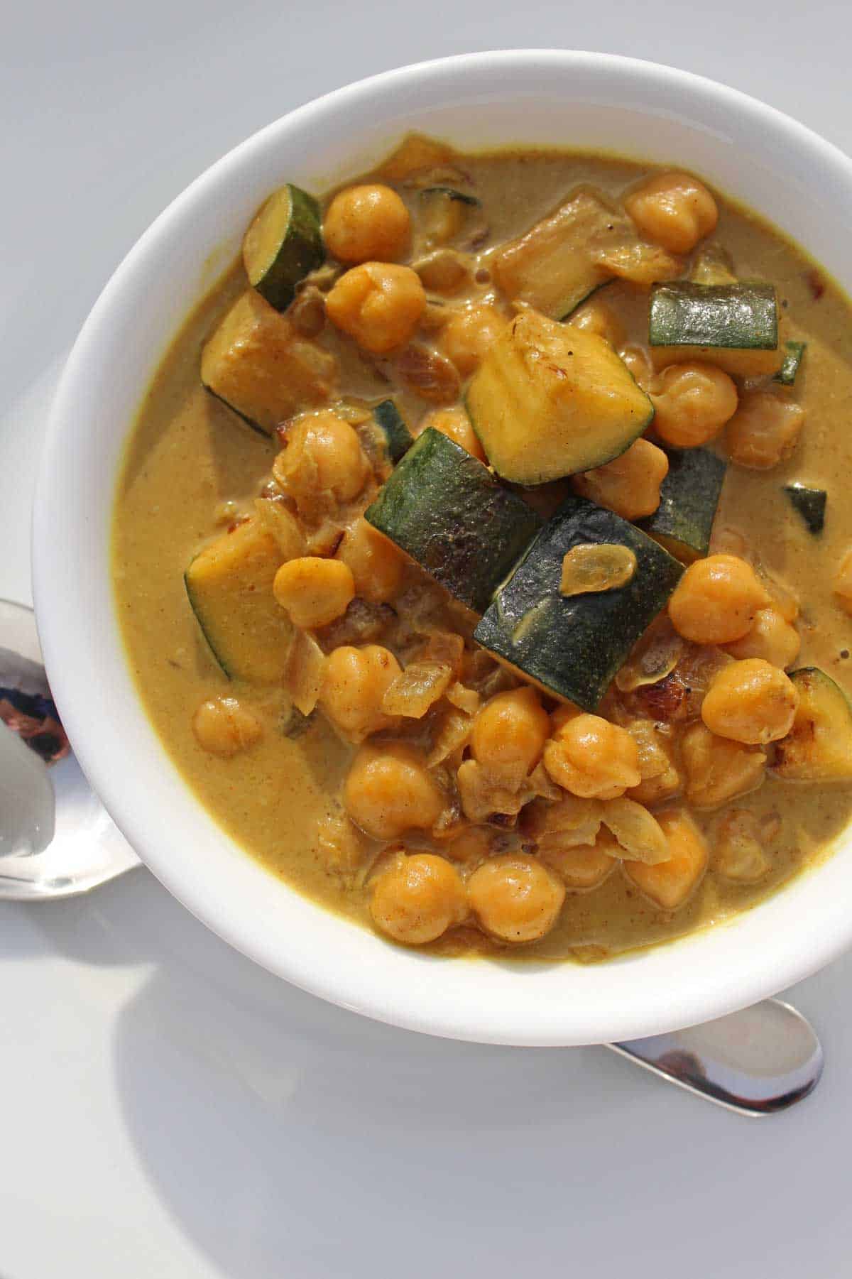 A bowl of stew ready to eat.