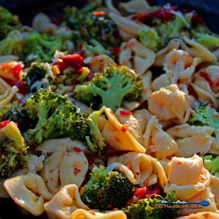 Tortellini with broccoli and sun-dried tomatoes