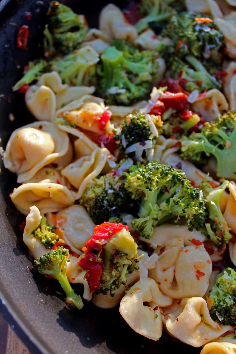 Tortellini With Broccoli and Sun-Dried Tomatoes {A Meatless Monday Recipe