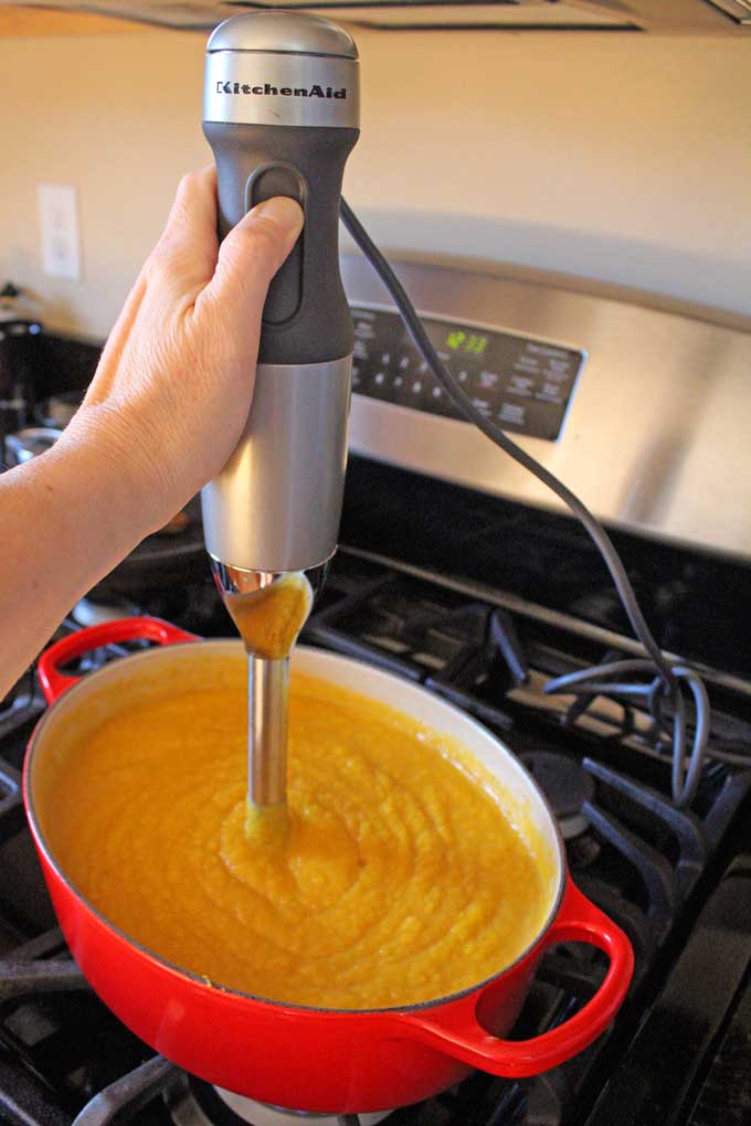 immersion blender pureeing soup