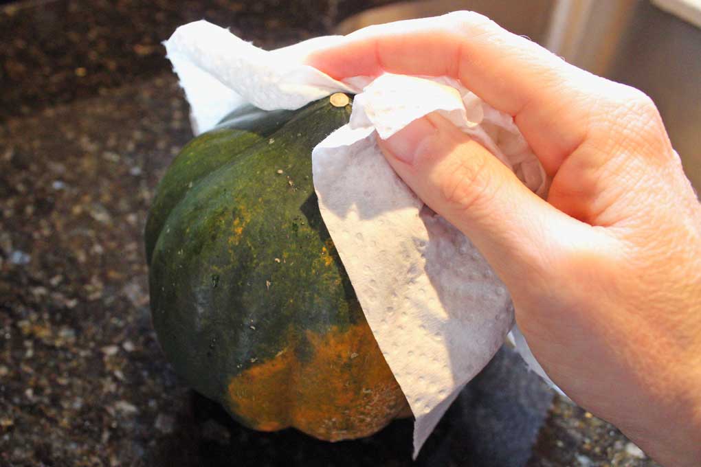 drying the acorn squash with paper towel