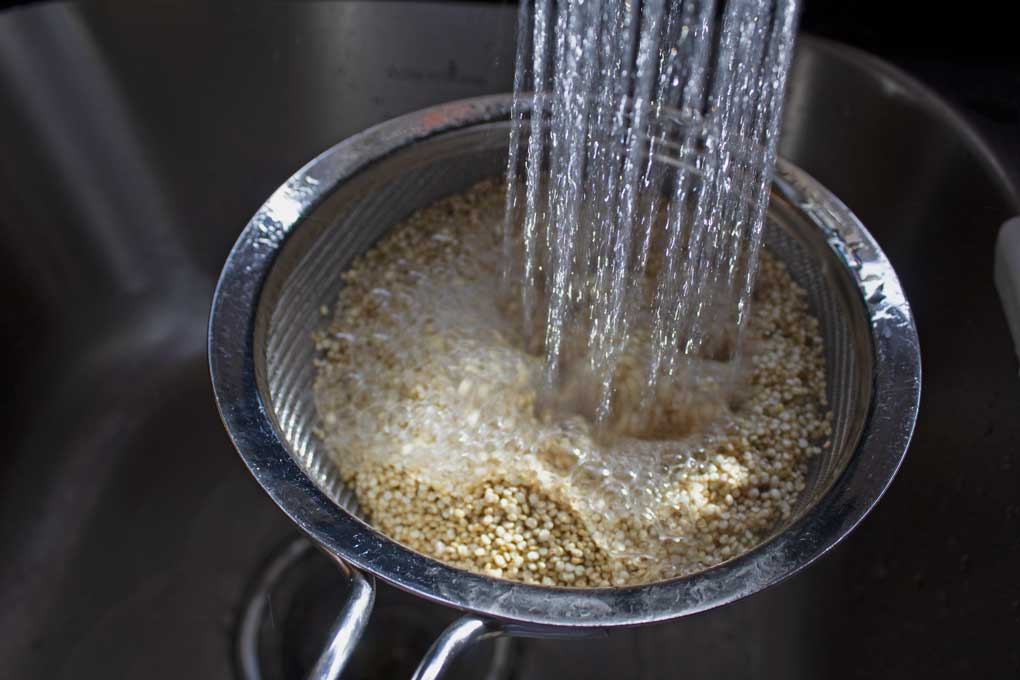 rinsing quinoa with water