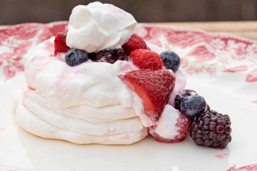 berry pavlova