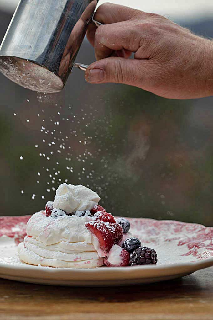 dusting pavlova with powdered sugar