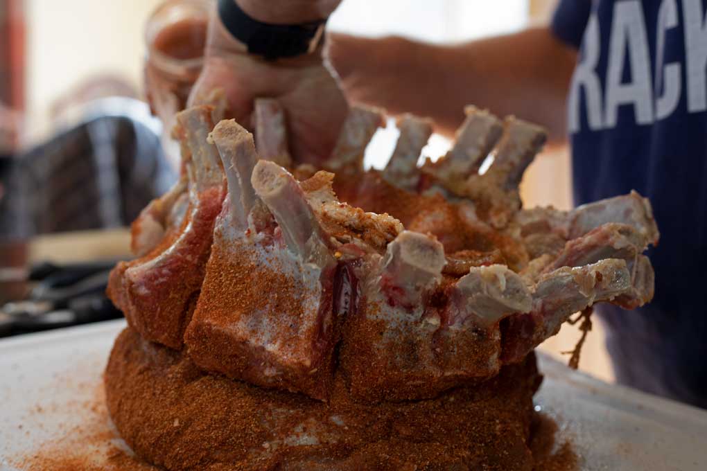 rubbing meat with dry rub