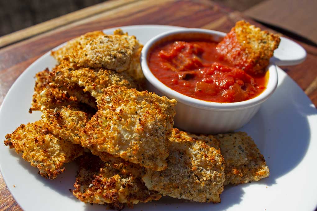 air fryer ravioli with quick tomato dipping sauce