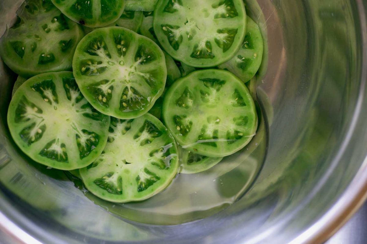sliced green tomatoes in bowl