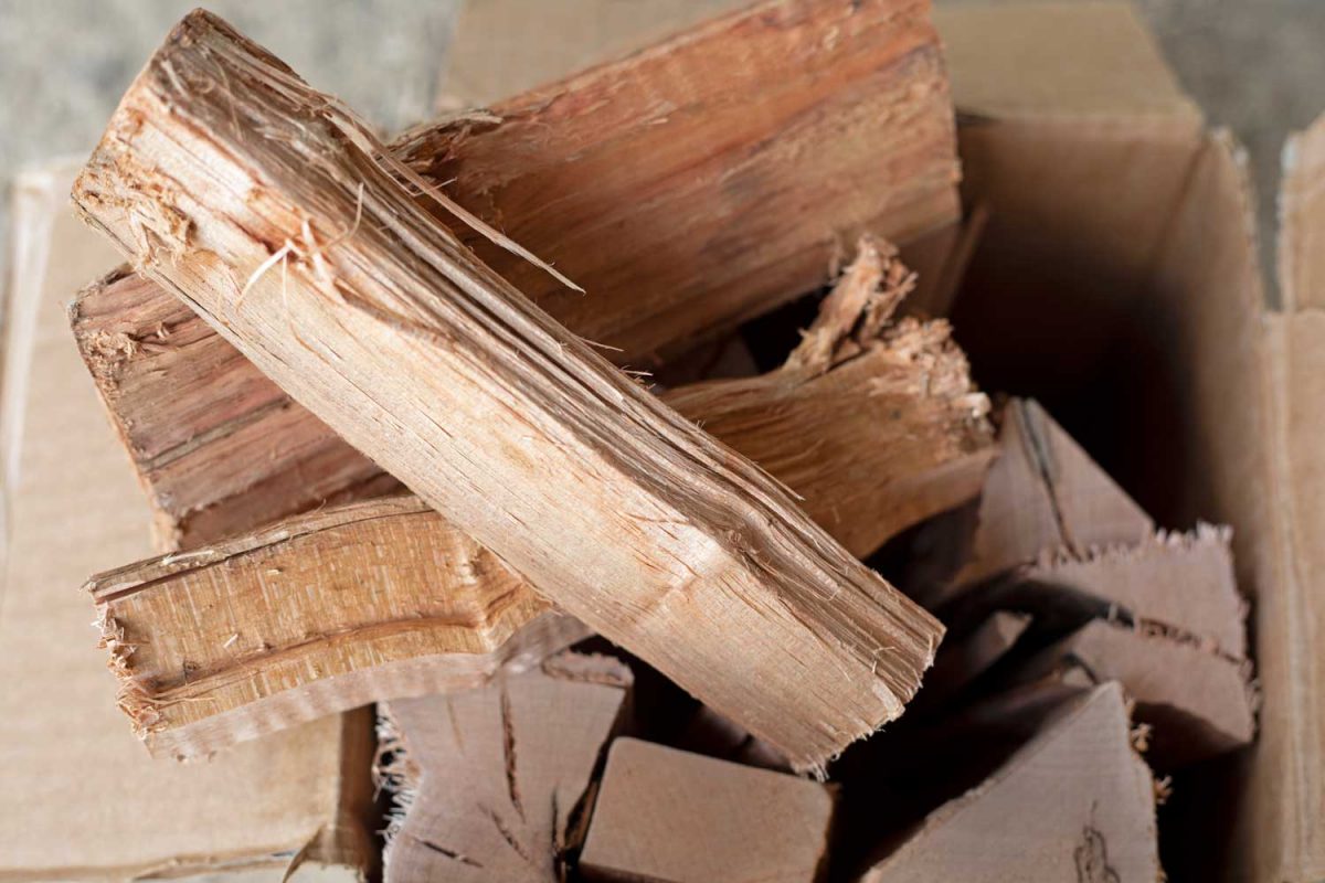 wood longs for smoking in an offset smoker