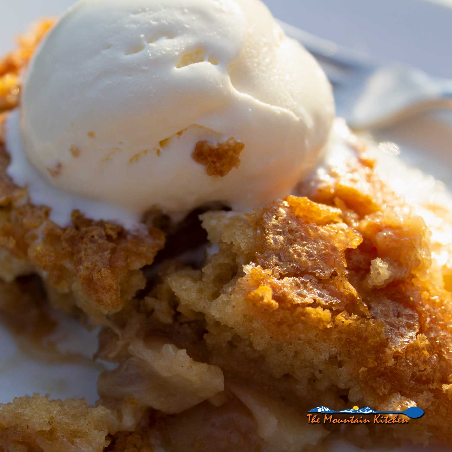 sliced peach skillet cake with vanilla ice cream