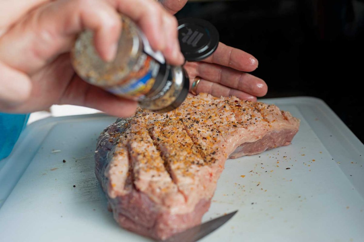 seasoning meat with steak seasoning