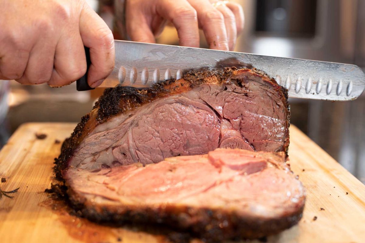 slicing prime rib with knife